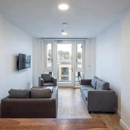 Destiny Student - Dominick Place * דבלין